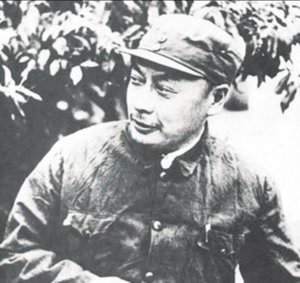 高郵戰役，粟裕接見投降的日本軍官，巖奇大佐雙手捧起一把紫光刀