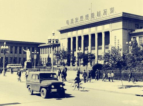 1959年的那場國宴，頂棚上有50多個人，他們是幹什麼的？