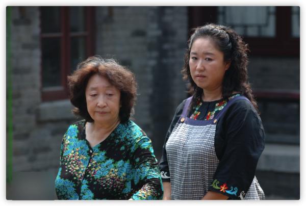 87歲彭玉罕露面,坐陽臺逗女兒樂到滿臉笑,身形消瘦精神好狀態佳 87歲彭玉罕露面,坐陽臺逗女兒樂到滿臉笑,身形消瘦精神好狀態佳