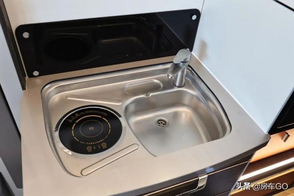 這臺房車有5種充電方式，車內電器語音控制，衛生間也是乾溼分離