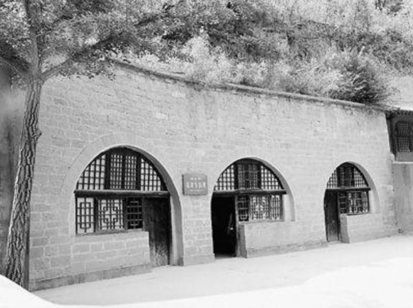 47年蔣介石唯一一次到延安，坐在毛澤東的窯洞連發三問：為什麼？