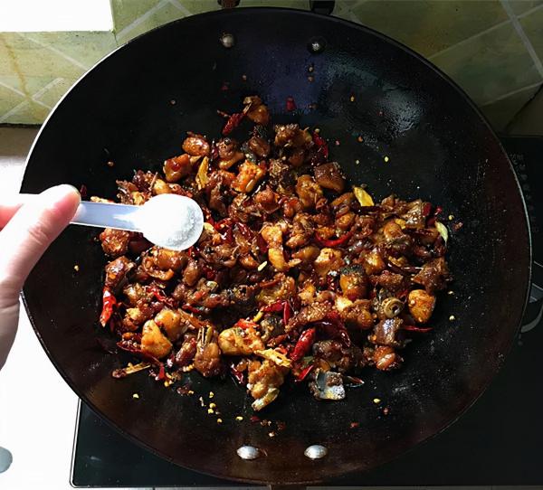 麻辣鮮香辣子雞做法~上桌秒光,簡單又好吃,巨過癮 麻辣鮮香辣子雞做法~上桌秒光,簡單又好吃,巨過癮