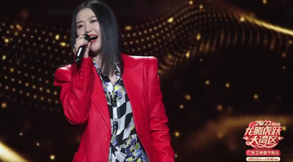 6臺春晚群芳爭豔：唐嫣劉海翻車，張雨綺鑽飾搶鏡，AB像大頭娃娃