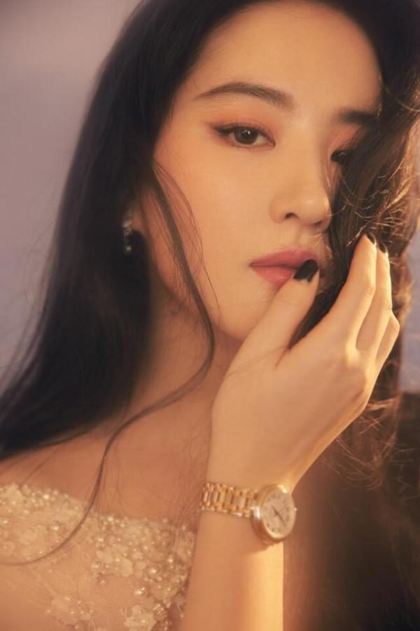 34歲劉亦菲發福不少，穿白裙依舊仙氣飄飄，全靠顏值在撐