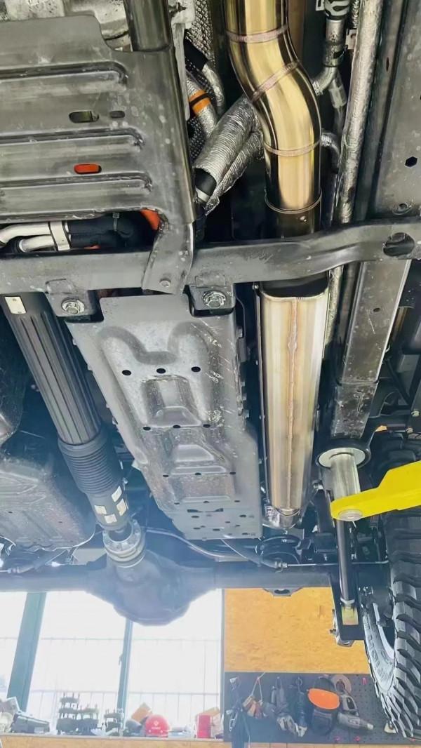 混動牧馬人4XE升級副油箱+電動踏板