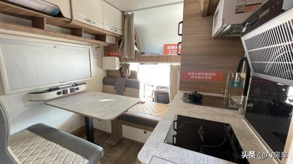 5.2T動力+24V電系統，配置超豪華，實拍國產五十鈴700P輕卡房車