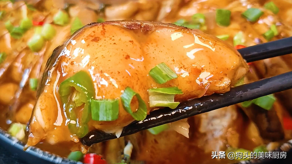 把一條魚放進電飯鍋裡，不加一滴水，出鍋太香了，肉嫩味道香