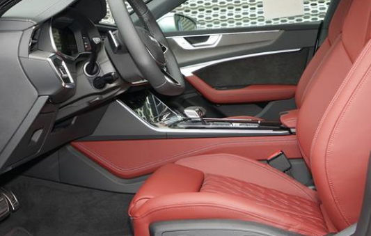 西裝暴徒的效能車,奧迪S7搭載2.9T V6引擎,動力十足 西裝暴徒的效能車,奧迪S7搭載2.9T V6引擎,動力十足