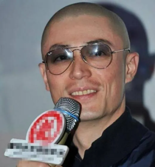 發腮禿頭、酒糟鼻、大肚腩，還有塑膠僵臉，中年男星的辣眼震撼