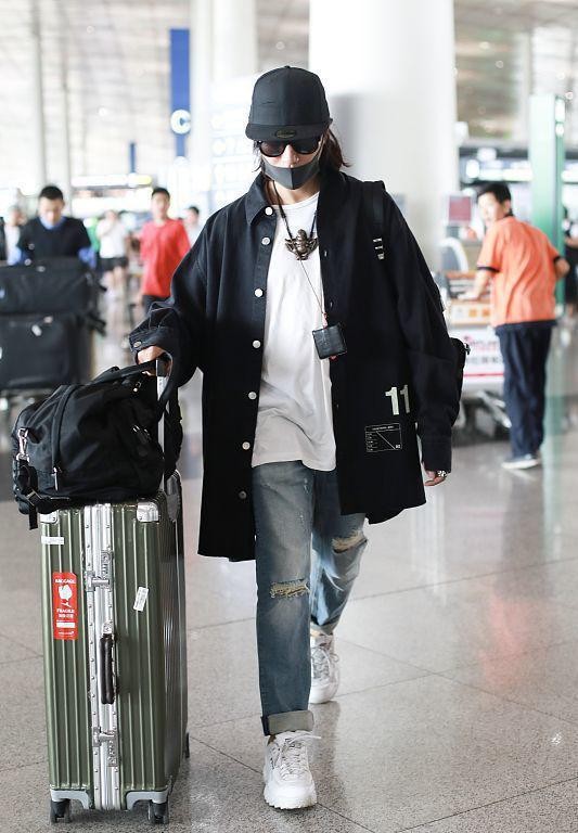 陳坤有了45歲的樣子，皮衣配襯衫率性大方，但從眼睛能看出滄桑