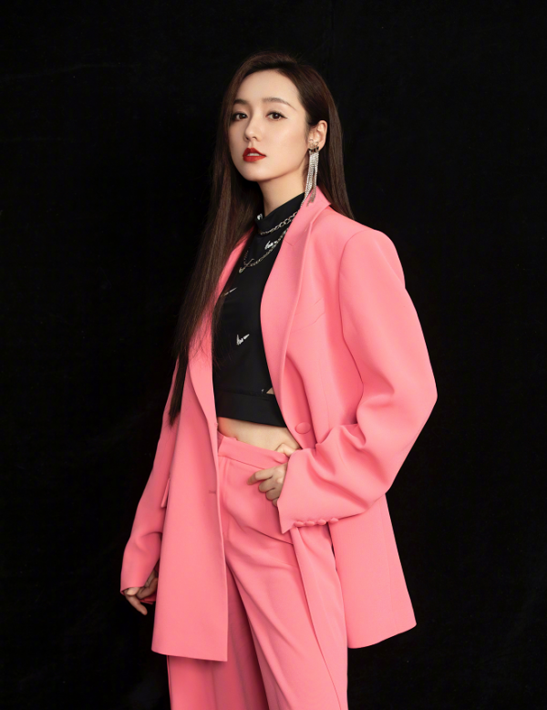 呂一和老公亮相機場，搭配拼接外套走休閒風，錢泳辰的髮型挺時髦