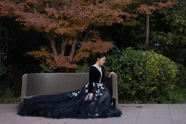 46歲蔣勤勤還這麼敢穿,黑裙領口開到腹部,打扮貴氣真有豪門範 46歲蔣勤勤還這麼敢穿,黑裙領口開到腹部,打扮貴氣真有豪門範