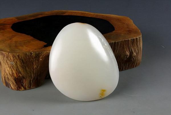 直播間裡的主播如何忽悠你，讓你相信不到千元的玉器，價值萬元