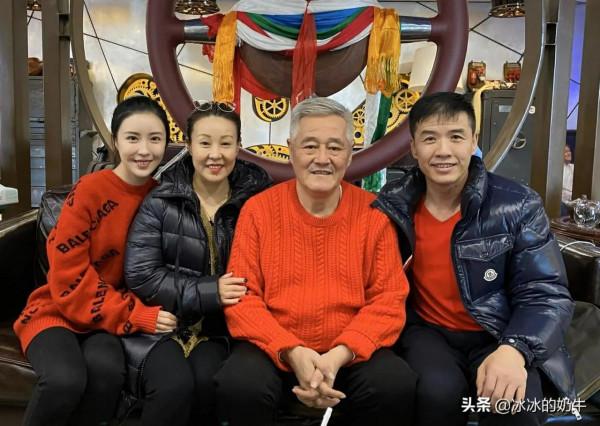 原版趙四的女兒曬照闢謠，說他們一家人和趙本山關係很好