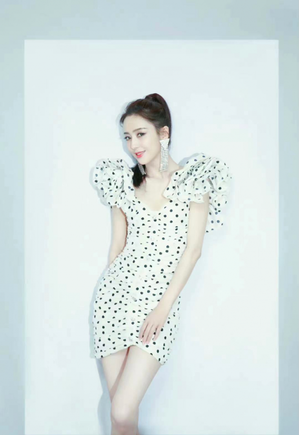 佟麗婭不愧是女神，一襲抹胸白色連衣裙優雅大方，這氣質真是絕了