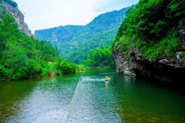 夏季漂流絕佳去處,河道全長3.5公里落差50米,驚險刺激又安全 夏季漂流絕佳去處,河道全長3.5公里落差50米,驚險刺激又安全