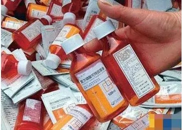 2013年一小夥喝藥上癮，3年欠上百萬外債，為戒癮砍斷自己小拇指