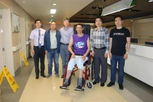 癱瘓4年男排鄭亮近況：邊直播邊掙護工費，取名&OpenCurlyDoubleQuote;正能亮&rdquo;