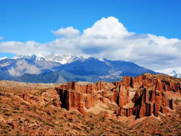 天山最高峰：托木爾峰