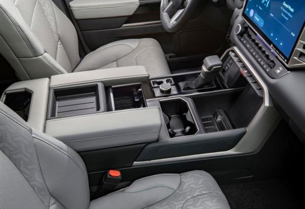 新一代豐田坦途實車曝光，換裝新前臉，外觀霸氣，搭3.5T混動系統