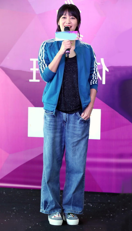 徐靜蕾47歲這狀態太棒了,穿運動服配吊帶,年近五十卻像個大學生 徐靜蕾47歲這狀態太棒了,穿運動服配吊帶,年近五十卻像個大學生