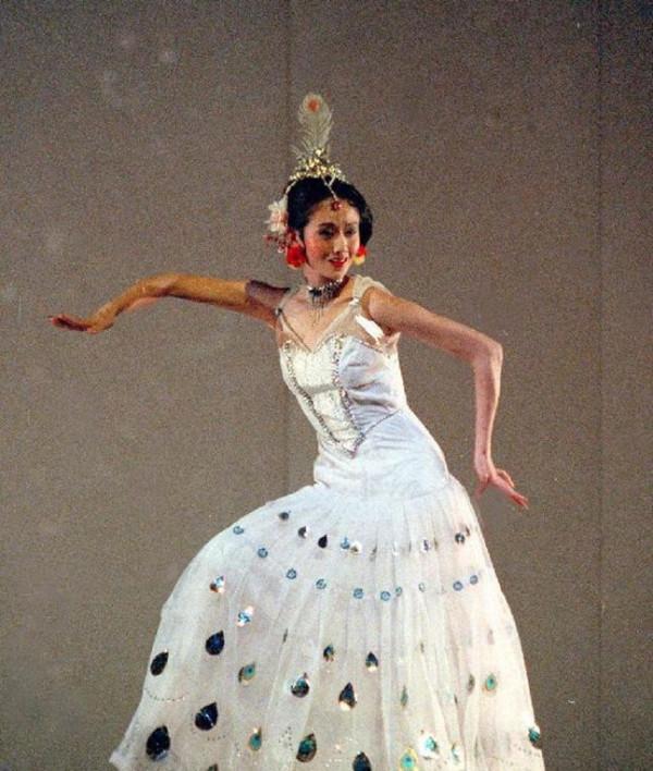 63歲楊麗萍：30年不吃米飯，忘情斷愛，前半生仙子，後半生瘋子