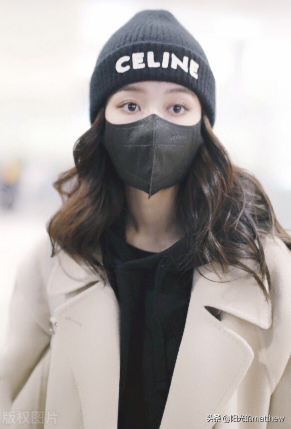 文詠珊穿米色毛呢大衣搭黑時尚大氣粉絲圍堵拍照人氣旺