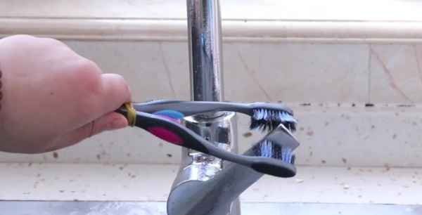 拿兩個舊牙刷綁在一起，放在廚房竟如此實用，千家萬戶都能用到