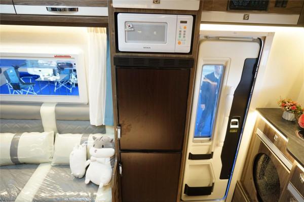 想要又大又豪華的客廳?這賽沸爾房車,兼顧旅居商務的最佳車型 想要又大又豪華的客廳?這賽沸爾房車,兼顧旅居商務的最佳車型