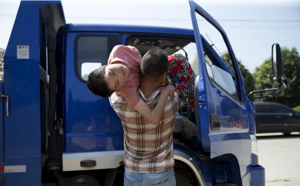 50歲的浙江農村男人經常親他老婆，知道真相後大家眼睛哭紅