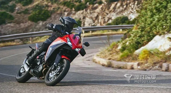 橫評2021國產中大排量雙缸ADV三小龍，外加一個休旅怪人