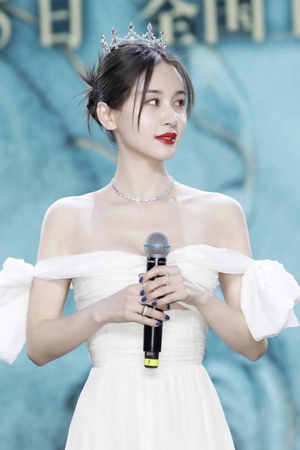 明星美圖秀-小個子的王子文氣場強大，一襲抹胸長禮服很顯身材