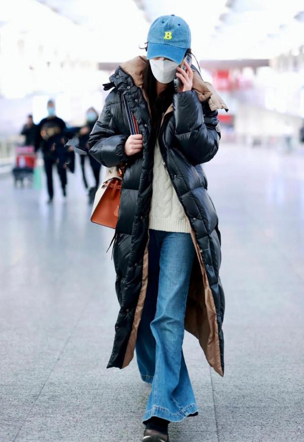 黃聖依私服秀，身穿長款羽絨服配寬鬆牛仔褲，時尚感滿滿