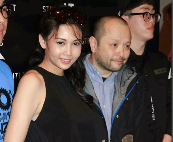 邱淑貞攜女兒現身鬧市，穿拖鞋打扮接地氣，發現被跟拍後怒指記者