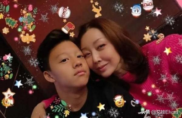 孫悅久違登央視晚會太興奮！穿魚鱗裙大方秀身材，換髮型變央視臉