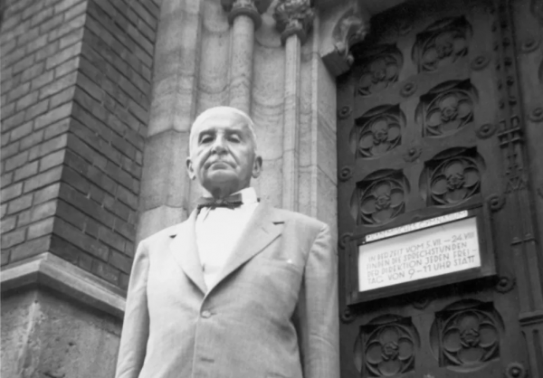 古堡散步遇見前任皇帝,皇室全家搬遷到南美洲,名人流亡二三事 古堡散步遇見前任皇帝,皇室全家搬遷到南美洲,名人流亡二三事