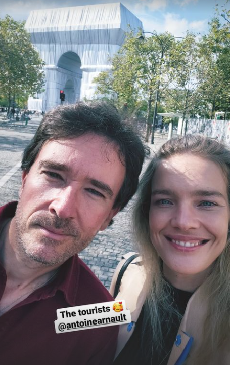 39歲LV太子妃欣賞“包裹凱旋門”，素顏清新，太子爺很會玩浪漫