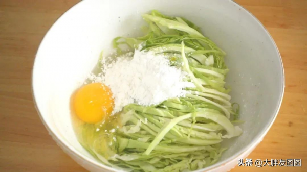 你有包菜麼?快試試做這個披薩,不要麵粉,有手就行,太好吃了 你有包菜麼?快試試做這個披薩,不要麵粉,有手就行,太好吃了