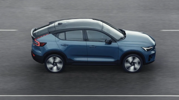 408馬力開著超爽,個性轎跑SUV回頭率100%,內飾看著就舒服 408馬力開著超爽,個性轎跑SUV回頭率100%,內飾看著就舒服