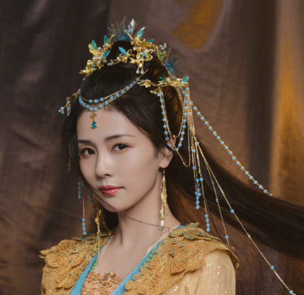 羅雲熙《長月燼明》開機，各大主演造型驚豔，陳都靈被評最美反派