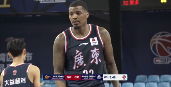 任駿飛致命中投殺死比賽，阿聯轟17+11，蘇偉遭裁判轟離驅逐