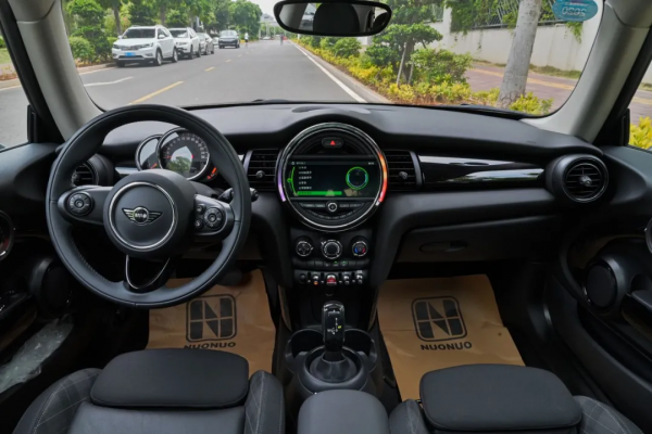 1.2萬公里準新MINI COOPER，顏值爆表，勁省6萬