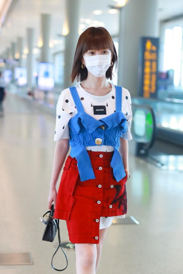 毛曉彤的穿法夠獨特，不但配色很大膽，吊帶外穿更是令人看不懂