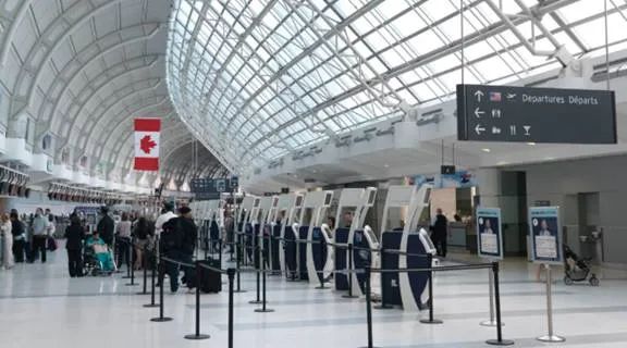 加拿大一家五口旅行 機場成人海地獄 苦等2小時被拒登機 加拿大一家五口旅行 機場成人海地獄 苦等2小時被拒登機