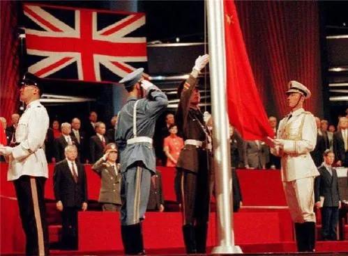 香港迴歸當晚，升旗手朱濤：鼻裡塞棉花，血往嘴裡吸