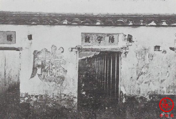 晚清老照片再現考舉人的情景，考生扛著行李進場，9天9夜不能出門