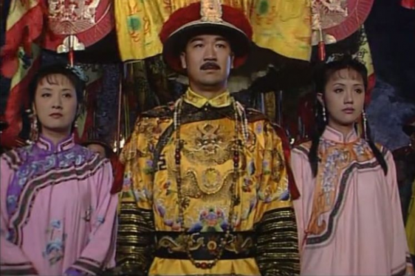 彎腰駝背嚇退三料影帝，王剛出國為躲邀約，鐵三角散夥狂演和珅