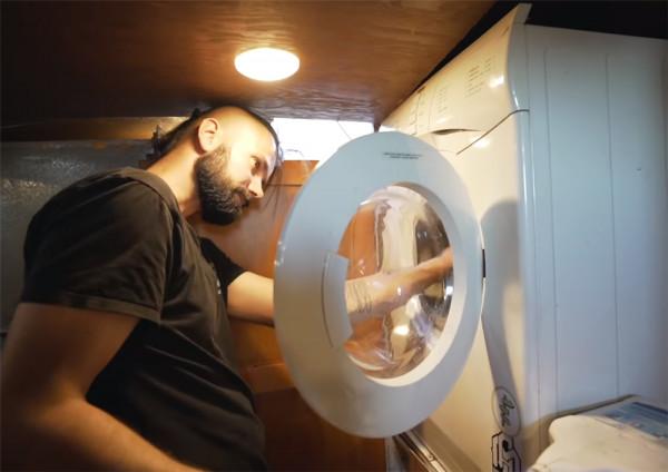 他低價買下1976年廢棄船屋,將內部變成14㎡水上蝸居,網友:真服 他低價買下1976年廢棄船屋,將內部變成14㎡水上蝸居,網友:真服