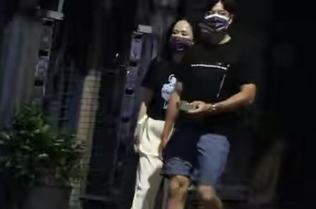 42歲陳喬恩與男友甜蜜約會，髮際線後移好矚目，身材圓潤幸福肥明顯