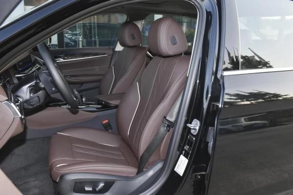 體驗最低配的寶馬5系，外觀漂亮、內飾精美，不摳標回頭率也很高